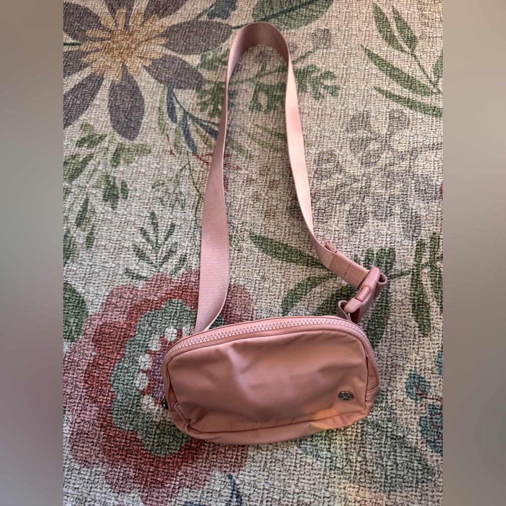Lululemon pink blush 1 liter everywhere belt bag